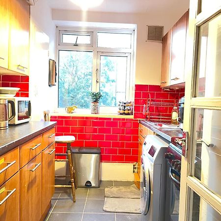 Room With King Size Bed And Shared Kitchen Raynes Park Exterior foto