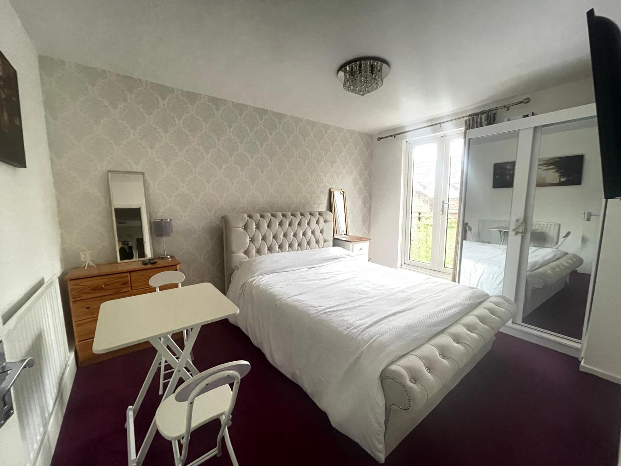Room With King Size Bed And Shared Kitchen Raynes Park Exterior foto