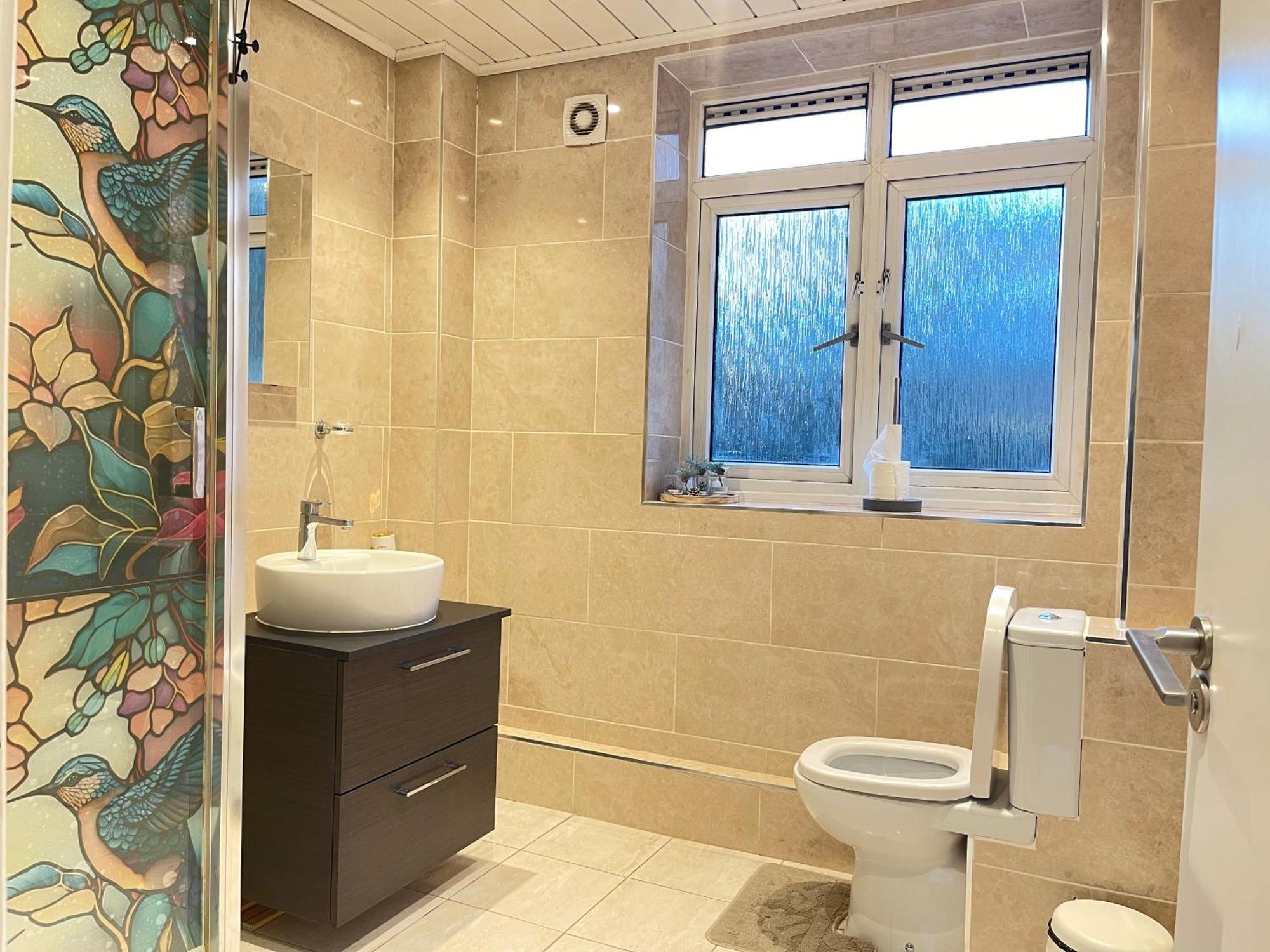 Room With King Size Bed And Shared Kitchen Raynes Park Exterior foto